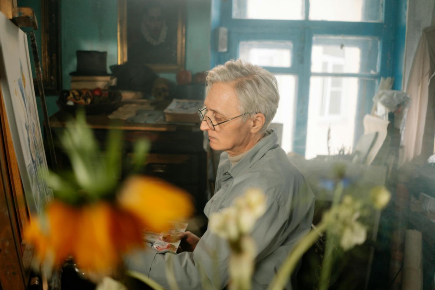 Atelier de nature morte avec composition d'objets et éclairage naturel